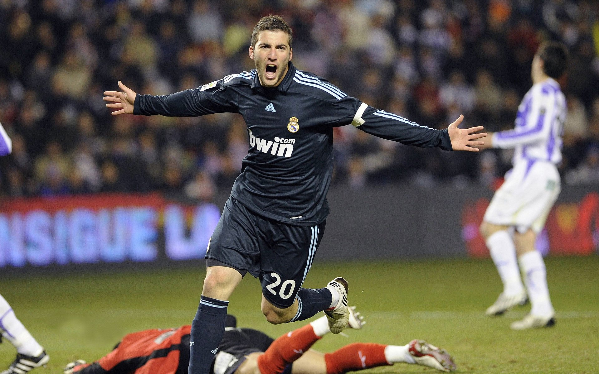 意甲对决，比分4-2，场上关键数据：角球数占优，精彩表现球员助攻不断